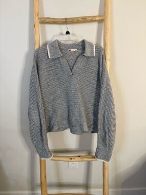 SO Gray V‑Neck Polo Collar Knit Sweater with Cream Trim